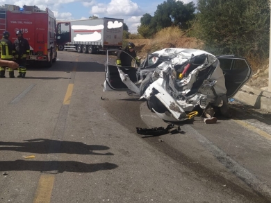 Scontro tra auto e camion: 2 morti sulla superstrada. C’è un terzo ferito grave  